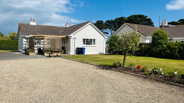 Dash Bungalow with its garden and picnic table
