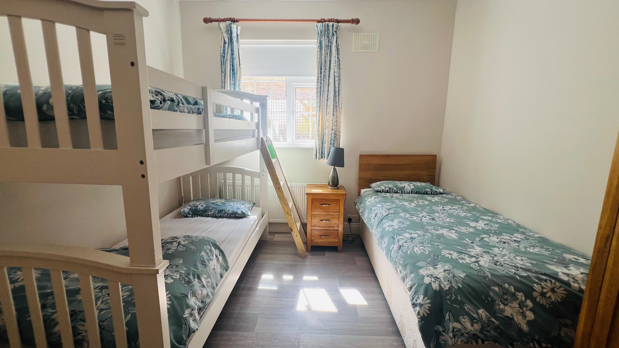 Bedroom with bunk beds at Dash Bungalow